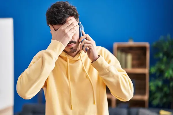 Jeune Homme Caucasien Parlant Sur Smartphone Avec Expression Inquiète Maison — Photo
