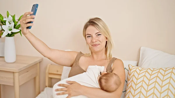 Mutter Und Tochter Sitzen Bett Und Stillen Baby Macht Selfie — Stockfoto