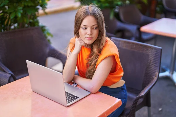 Young Woman Using Laptop Doubt Expression Coffee Shop Terrace — Stockfoto