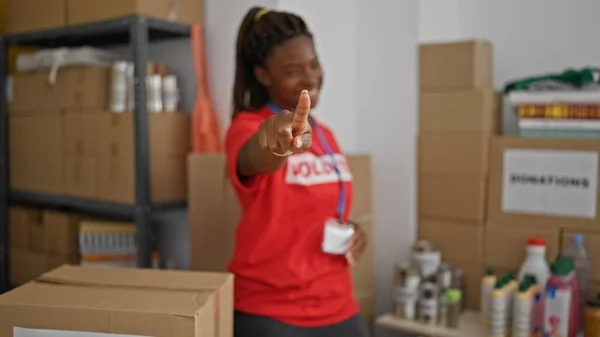 Afrikaans Amerikaanse Vrouw Vrijwilliger Glimlachen Zelfverzekerd Wijzend Naar Camera Kantoor — Stockfoto