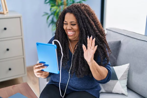 Size Hispanic Woman Using Touchpad Wearing Headphones Looking Positive Happy — Stock Photo, Image