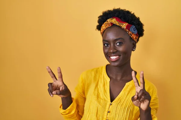 African Young Woman Wearing African Turban Smiling Looking Camera Showing — Stock Photo, Image