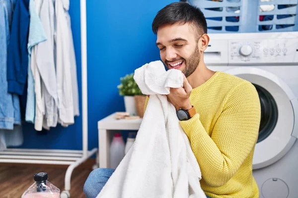 Joven Hombre Hispano Sonriendo Confiado Oliendo Ropa Limpia Lavandería — Foto de Stock