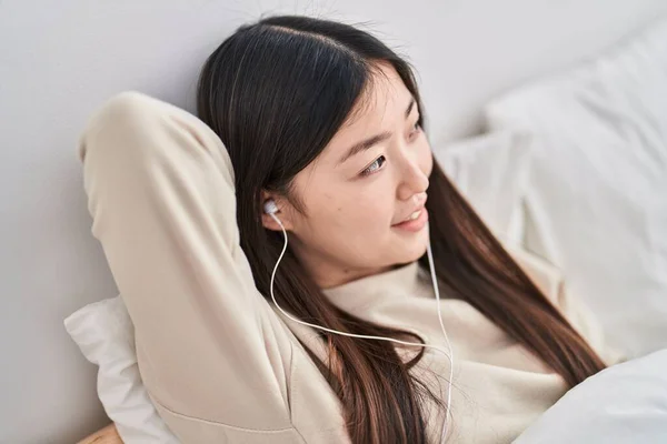 Mujer China Sonriendo Confiada Escuchando Música Dormitorio — Foto de Stock