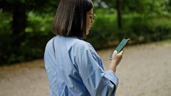年轻美丽的他的惊慌失措的女人在维也纳的公园里用智能手机走路 — 图库照片