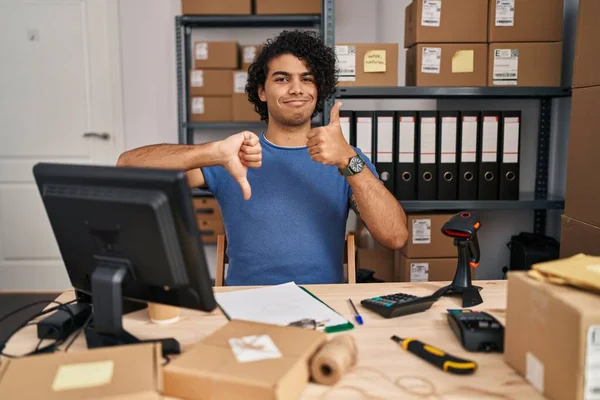 Homem Hispânico Com Cabelo Encaracolado Trabalhando Comércio Eletrônico Pequenas Empresas — Fotografia de Stock