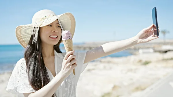 Young Chinese Woman Tourist Make Selfie Smartphone Eating Ice Cream — Stock Photo, Image