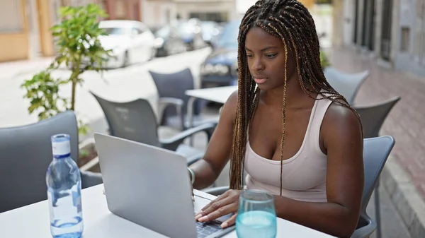 Mujer Afroamericana Usando Portátil Sentado Mesa Terraza Cafetería — Foto de Stock