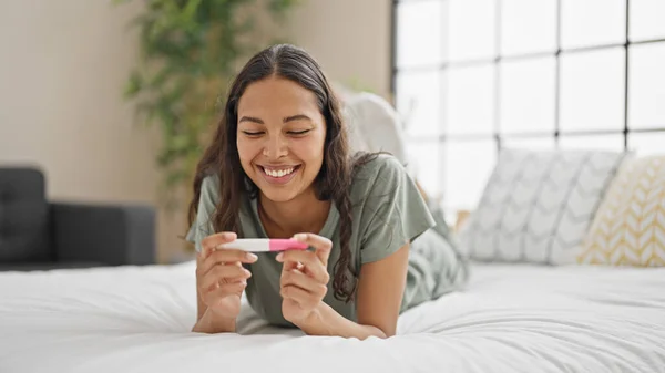アフリカ系アメリカ人女性笑顔自信を持って保持妊娠テストでベッドルーム — ストック写真