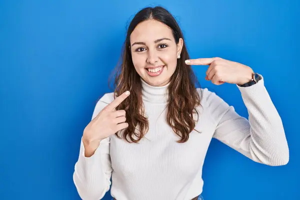 Young Hispanic Woman Standing Blue Background Smiling Cheerful Showing Pointing — Foto de Stock