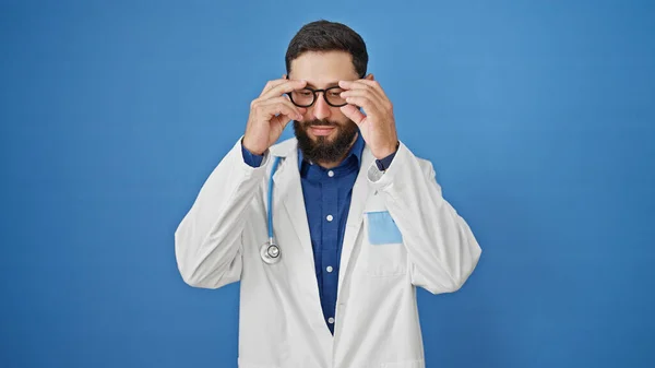Junger Hispanischer Arzt Mit Ernstem Gesichtsausdruck Und Brille Vor Isoliertem — Stockfoto
