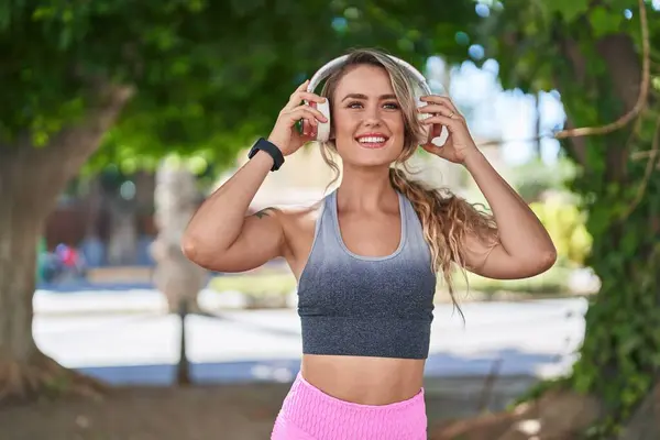 Wanita Pirang Muda Mengenakan Pakaian Olahraga Mendengarkan Musik Taman — Stok Foto