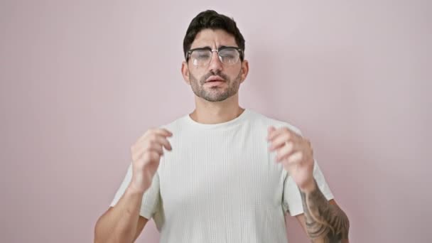Νεαρός Ισπανός Γυαλιά Που Στέκεται Σταυρωμένα Χέρια Πάνω Από Απομονωμένο — Αρχείο Βίντεο