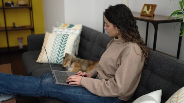 Wanita Muda Hispanik Dengan Anjing Menggunakan Laptop Duduk Sofa Rumah — Stok Video