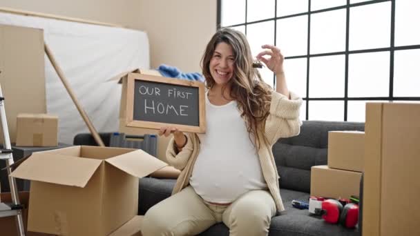 Mujer Embarazada Joven Sonriendo Confiado Sosteniendo Nuevas Llaves Casa Pizarra — Vídeos de Stock