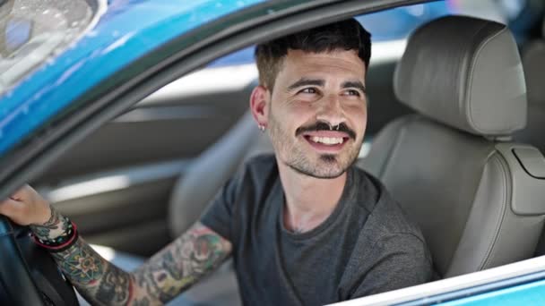 Genç Spanyol Adam Gülümsüyor Kendine Güveni Tam Sokakta Yeni Arabanın — Stok video