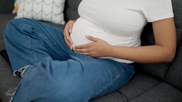 Mujer Embarazada Joven Tocando Vientre Sentado Sofá Casa — Vídeos de Stock