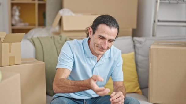Omul Vârstă Mijlocie Care Deține Noi Chei Casă Așezate Canapea — Videoclip de stoc
