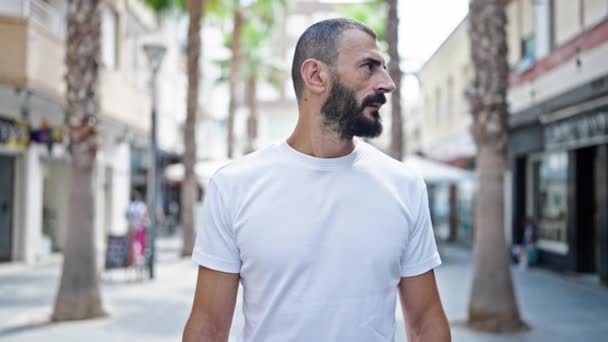 Jonge Spaanse Man Met Armen Gekruist Gebaar Kijkend Naar Straat — Stockvideo