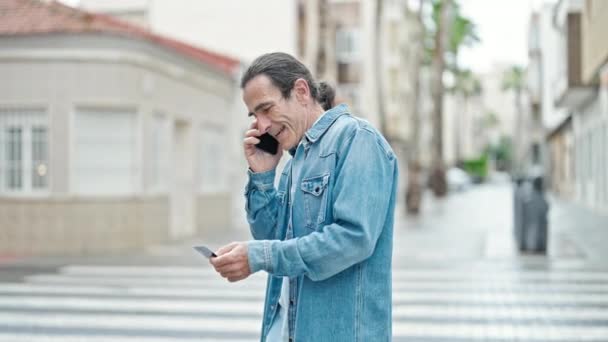 Mann Mittleren Alters Mit Kreditkarte Streitet Auf Straße Mit Smartphone — Stockvideo