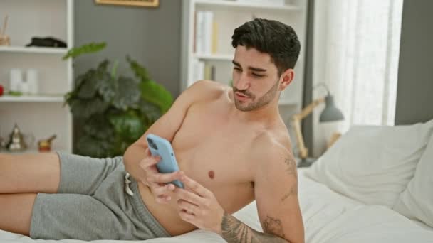 Jonge Spaanse Man Doet Video Call Zittend Het Bed Slaapkamer — Stockvideo
