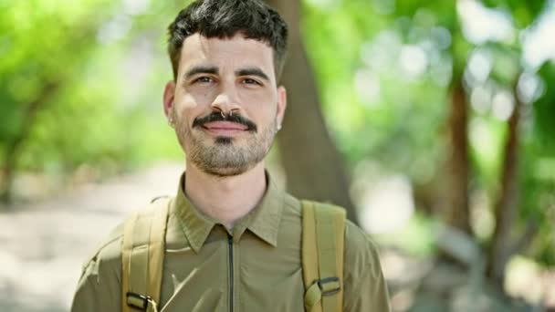 Junger Hispanischer Tourist Mit Rucksack Lächelt Park — Stockvideo