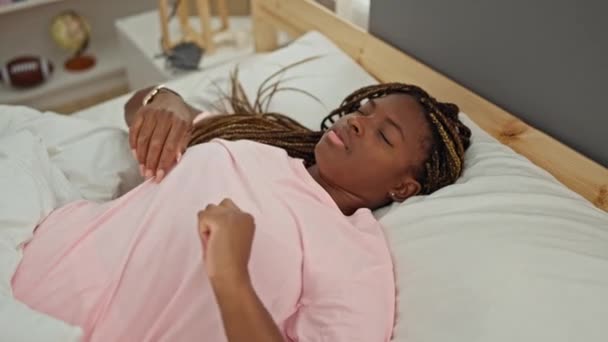 Mujer Afroamericana Despertando Estirando Brazos Dormitorio — Vídeos de Stock