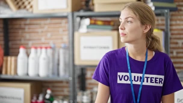 Jovem Loira Voluntária Sorrindo Confiante Centro Caridade — Vídeo de Stock