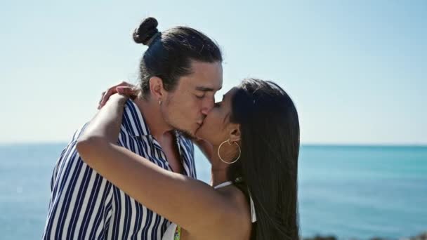 Man Woman Couple Hugging Each Other Kissing Seaside — Vídeo de stock