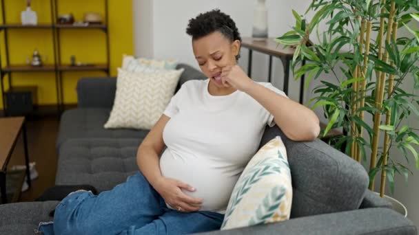 Mujer Embarazada Joven Tocando Vientre Sentado Sofá Con Expresión Triste — Vídeos de Stock