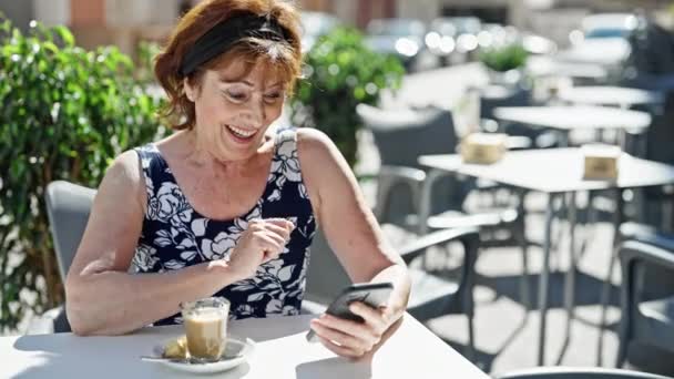 Medelålders Kvinna Med Smartphone Med Vinnargest Caféets Terrass — Stockvideo