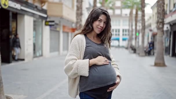 Genç Hamile Kadın Gülümsüyor Kendine Güveni Tam Sokakta Güçlü Hareketler — Stok video
