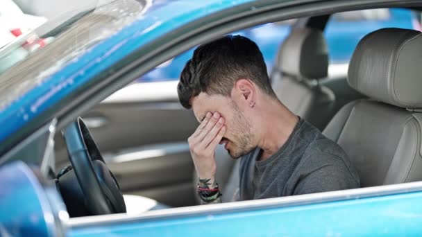 Jovem Hispânico Homem Estressado Dirigindo Carro Gritando Rua — Vídeo de Stock