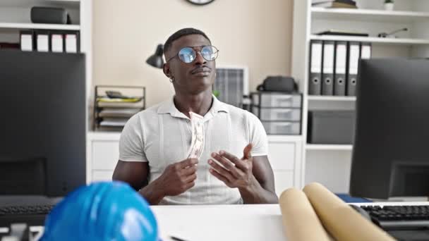Afroamerikanisch Mann Architekt Holding Dollar Having Idee Büro — Stockvideo