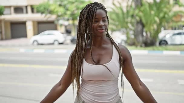 Mujer Afroamericana Sonriendo Confiada Haciendo Gesto Fuerte Con Los Brazos — Vídeo de stock