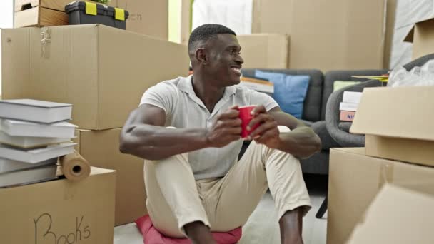 새로운 집에서 커피를 마시는 바닥에 아프리카계 미국인 — 비디오
