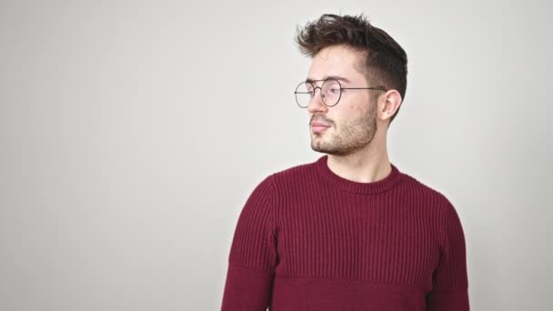 Молодий Іспаномовний Чоловік Посміхається Вказуючи Сторону Здивований Над Ізольованим Білим — стокове відео