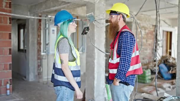 男男女女在建筑工地互相拥抱着 高高达5英尺 — 图库视频影像