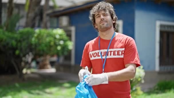 Jovem Ativista Hispânico Segurando Saco Lixo Fazendo Gesto Polegar Para — Vídeo de Stock