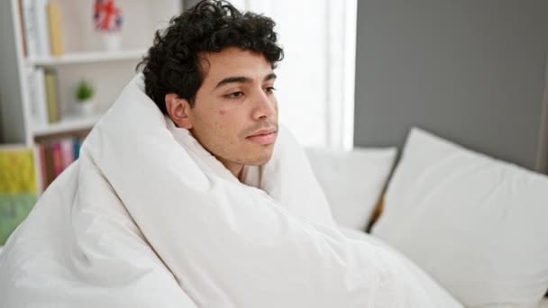 Genç Latin Adam Yatak Odasında Battaniyeyle Esniyor — Stok video