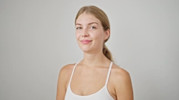 Mladá Blondýna Žena Usmívá Sebevědomě Stojící Nad Izolovaným Bílým Pozadím — Stock video