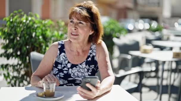 Mujer Mediana Edad Que Bebe Café Con Teléfono Inteligente Terraza — Vídeos de Stock
