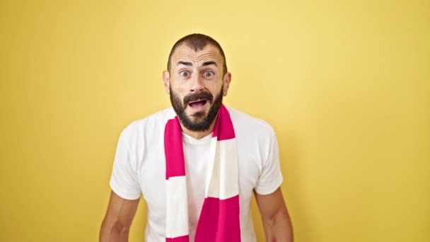 Młody Hiszpan Wspierający Drużynę Piłki Nożnej Świętującą Odizolowanym Żółtym Tle — Wideo stockowe