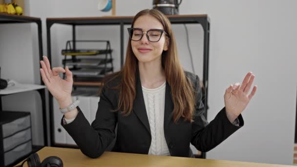 Mladá Hispánka Žena Obchodní Pracovník Dělá Jóga Cvičení Kanceláři — Stock video