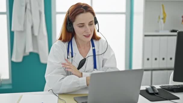 Junge Rothaarige Ärztin Macht Videoanruf Mit Laptop Klinik — Stockvideo