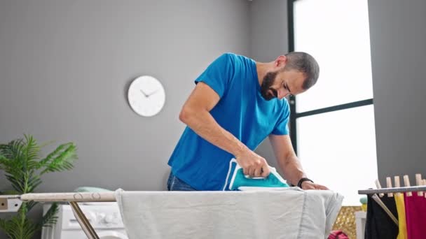 Çamaşırhanede Daha Hızlı Ütü Yapan Spanyol Bir Adam Var — Stok video