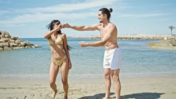 Man Vrouw Toeristisch Paar Glimlachen Zelfverzekerd Dansen Het Strand — Stockvideo