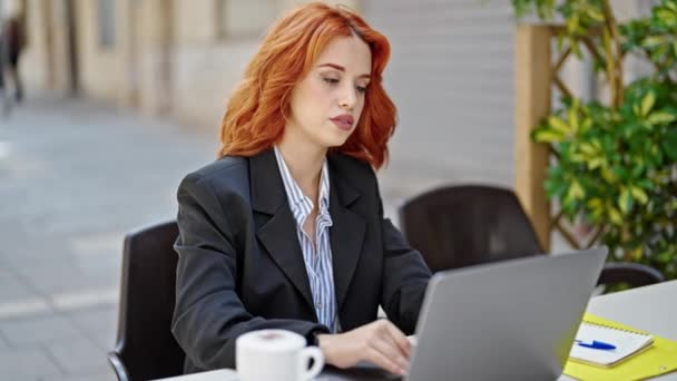 Jovem Ruiva Mulher Empresária Usando Laptop Trabalhando Pensando Terraço Cafetaria — Vídeo de Stock