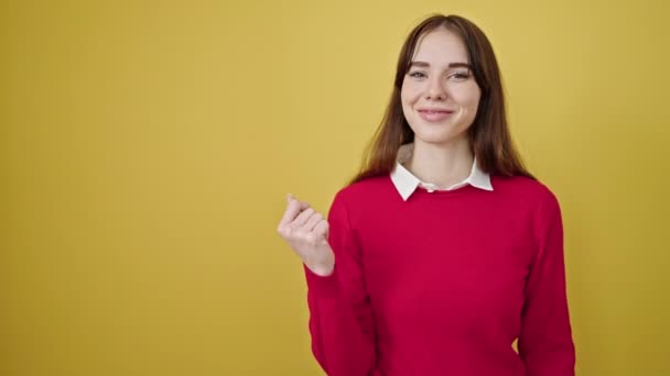Jovem Hispânica Sorrindo Apontando Para Lado Sobre Fundo Amarelo Isolado — Vídeo de Stock