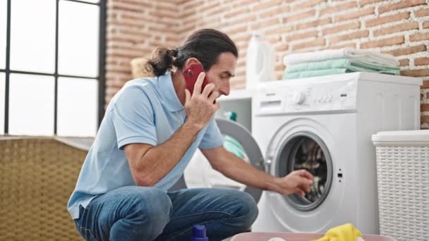 Μεσήλικας Άνδρας Πλένει Ρούχα Μιλώντας Στο Smartphone Στο Πλυσταριό — Αρχείο Βίντεο